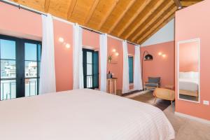 奥良Casa Rosa Villa with Pool in Olhao Centre的卧室设有一张白色大床和大窗户