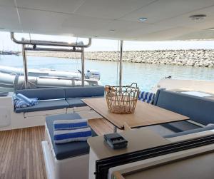 罗西尼亚诺－索尔瓦伊Marina Yacht Charter的船上的桌椅
