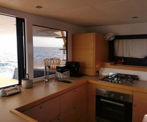 罗西尼亚诺－索尔瓦伊Marina Yacht Charter的海景厨房(带炉灶)