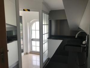 费尔南费罗奥露台旅馆的厨房设有水槽和窗户。