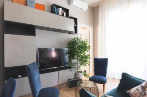 米兰YouHosty - Algardi 5的客厅配有电视和蓝色椅子