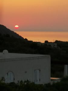 利帕里Casa Mariva的海洋和白色建筑的日落