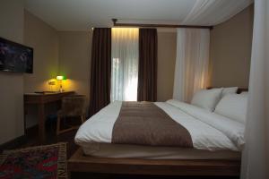 伊斯坦布尔朱丽叶客房与厨房旅馆的一间卧室设有一张大床和一个窗户。