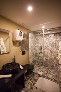 伊斯坦布尔朱丽叶客房与厨房旅馆的一间带水槽和玻璃淋浴的浴室