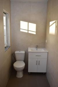 费雷尔Casa do Sapateiro的浴室配有白色卫生间和盥洗盆。