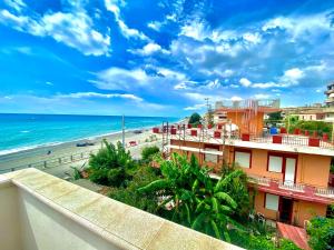 博瓦马里纳Villa Tripepi的从度假村的阳台上可欣赏到海滩景色