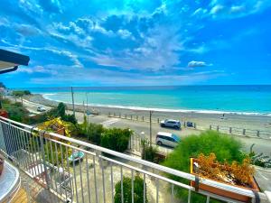 博瓦马里纳Villa Tripepi的阳台享有海滩和大海的景致。