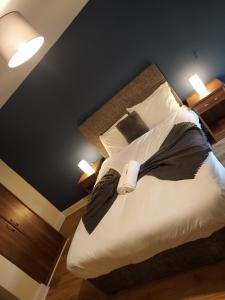波塔姆纳Shannon Oaks Apartments的卧室配有一张带白色床单和枕头的大床。