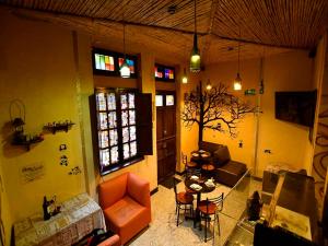通哈Hotel Aroma del Bosque Posada Cafe的客厅配有沙发和桌子