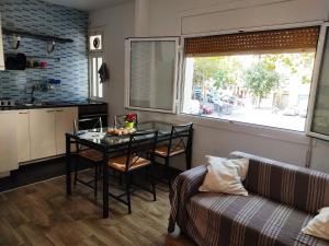 巴塞罗那Coqueto apartamento的客厅配有桌子和沙发