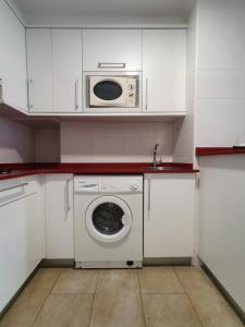 阿尔戈尼奥斯Playa Colina的厨房配有洗衣机和微波炉。