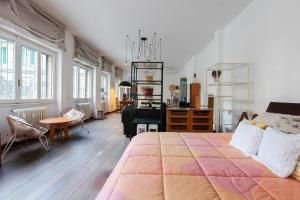米兰LOVELY MILANO - Beautiful loft with terrace in Porta Romana的一间卧室配有一张大床和一张书桌