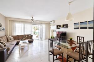 卡里拉CASA OASIS的客厅配有沙发和桌子