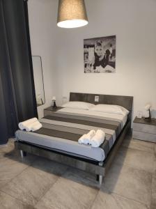 圣萨尔沃UN PASSO DAL MARE bed&breakfast San Salvo Marina的配有一张大床的客房