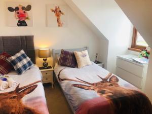 因弗内斯Inverness Holiday House - 2 Bedroom的一间卧室配有两张带鹿头的床。
