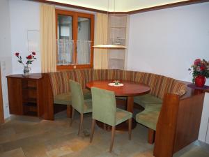 StratzingAsbacher Klosterkeller的一间带桌子和沙发的用餐室