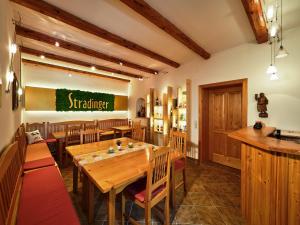 StratzingAsbacher Klosterkeller的餐厅配有木桌和椅子