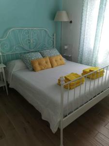 杰若米斯Cara Catherine的一张蓝色床头板和黄色毛巾的床