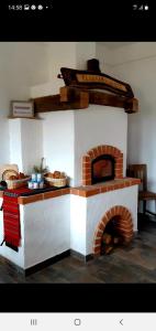 巴亚德菲耶尔Ograda Bunicilor的厨房里的一个砖炉,有面包