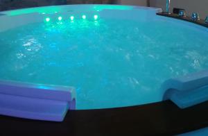 博尔塞纳Platani Hotel的一个大浴缸里装有蓝色的水
