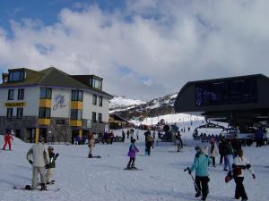 佩里舍峡谷瑞雪庄园酒店的一群人在滑雪小屋附近滑雪