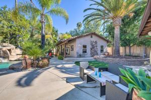 波威Bright Poway Studio with Shared Outdoor Oasis!的棕榈树和房屋的后院