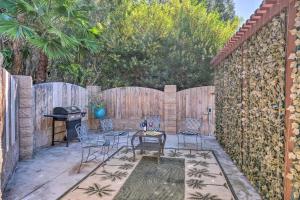 波威Bright Poway Studio with Shared Outdoor Oasis!的一个带椅子、烧烤架和围栏的庭院