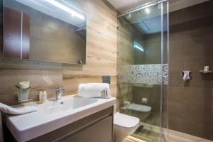 丹吉尔SBN Suite Hôtel的一间带水槽、淋浴和卫生间的浴室