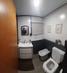 萨尔塔Cantal Tiny house的浴室配有白色卫生间和盥洗盆。