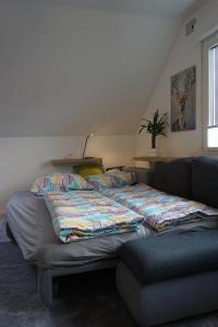 索尔陶Gemütliche Apartments in der Heide的一张大床,位于一个配有沙发的房间