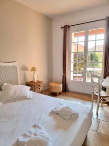 莫桑莱阿尔皮莱卡斯蒂巴克斯酒店的卧室配有白色的床和窗户。