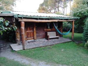 坦迪尔Cabañas Monje的庭院内带吊床的小木屋