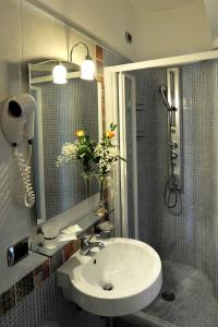 拉维罗拉维罗亿博丽旅馆的浴室配有水槽和鲜花淋浴