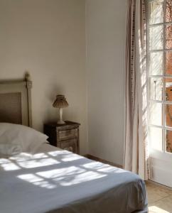 莫桑莱阿尔皮莱卡斯蒂巴克斯酒店的一间卧室设有一张床和一个窗口