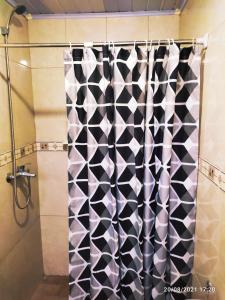 巴拉德尔楚Las Mozitas 1的配有黑色和白色淋浴帘的淋浴