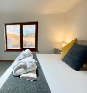 威廉堡Highland Stays - Ben View Room & Jacuzzi Bath的卧室配有带毛巾的窗户。