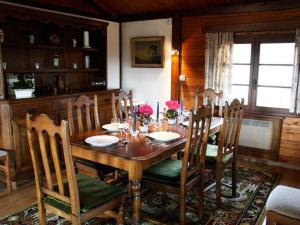 LongfayeCharming chalet in Malmedy with sauna的一间带木桌和椅子的用餐室