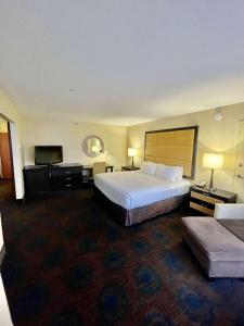 ClaymontBrandywine Plaza Hotel的配有一张床和一台平面电视的酒店客房
