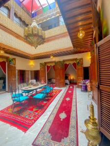 拉巴特Riad el wazania的配有桌椅和红色地毯的房间