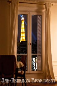 巴黎Eiffel Tower view Residence的透过窗户可欣赏到艾菲尔铁塔的景色
