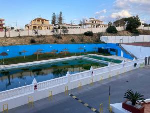 马塔拉斯卡尼亚斯Apartamento La Piedra的享有蓝色海水游泳池的顶部景致