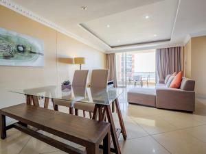 德班The Sails Apartment 2 Bed 2 Bath Seaview Apartment - C5的客厅配有玻璃桌和沙发