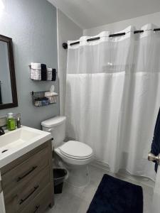 奥斯汀CASA ATX- Private room and Bathroom in Quiet Neighborhood的浴室设有卫生间和白色的淋浴帘