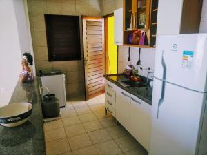 尼西亚弗洛雷斯塔DUPLEX BEIRA MAR TABATINGA的厨房配有白色冰箱和水槽