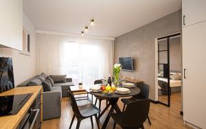 比得哥什Apartament Nakielska 46a lux 40m2的厨房以及带桌椅的起居室。