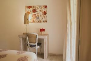 别霍港Sonora Jungle & Yoga Retreat的一间卧室配有一张桌子、一把椅子和一幅画
