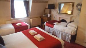 伦敦阿兰大楼酒店的酒店客房,设有两张床和镜子