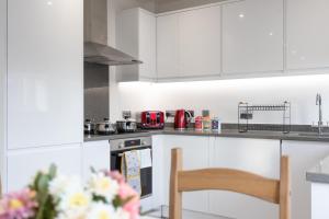 'The Butterfly' - An Elegant 2 Bed Apartment in a quiet location in Hatfield- Near Business Park and University - Free Allocated Parking - Fast Wi-fi的厨房或小厨房
