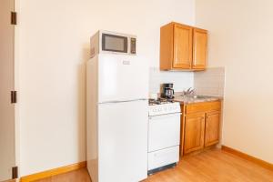 纽约West 30th Street Guest House的厨房配有白色冰箱和微波炉