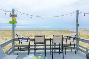 橡树岛The Ocean Rose的一个带桌椅的庭院和海滩